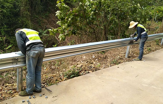 萍乡高速公路护栏的定期维护与保养